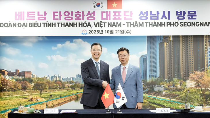 신상진 성남시장(오른쪽)이 21일 성남시청을 방문한 응우옌 홍 퐁 베트남 타잉화성 인민의회 의장과 악수하며 기념촬영을 하고 있다. 제공=성남시
