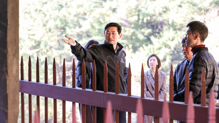 이상일 용인시장이 22일 수지구 신봉동 서봉사지 발굴지에서 관계자들과 함께 보물 '용인 서봉사지 현오국사탑비'를 살펴보고 있다. 제공=용인시