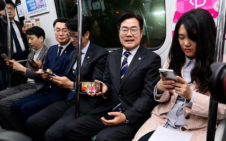 ▲ 박찬대 인천시장이 21일 인천도시철도 2호선 객차에서 류제명 과학기술정보통신부 2차관 및 국민체험단과 5G Wi-Fi 체험을 하고 있다. 제공=인천교통