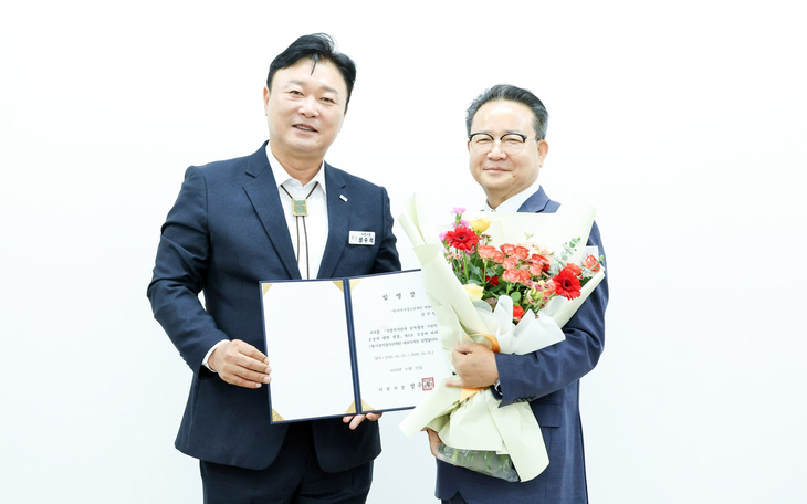 22일 이천시청에서 열린 이천시청소년재단 대표이사 임명장 수여식에서 성수석 이천시장(왼쪽)이 권구연 신임 대표이사에게 임명장을 수여한 뒤 기념