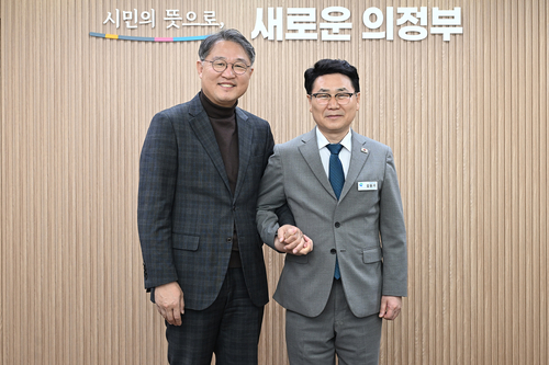 김원기 의정부시장-탁용석 경기콘텐츠진흥원장(왼쪽) 22일 의정부 창업기업 육성 협력 방안 논의