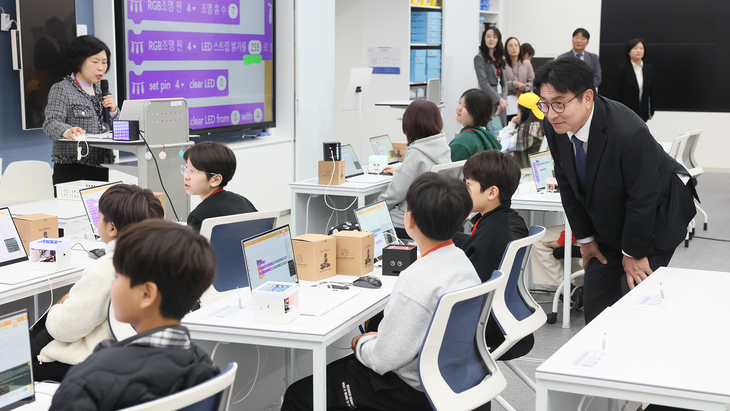 도성훈 인천시교육감이 22일 제물포AI융합교육센터에서 열린 외신 프레스투어에서 인천개흥초등학교 학생들의 3차원(3D) 모델링 및 코딩 수업을 참관하