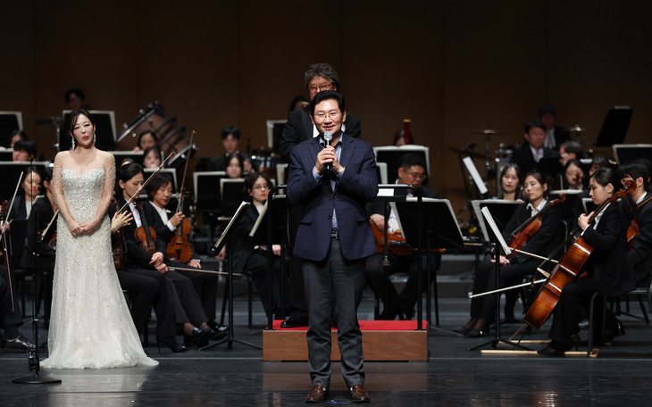 이상일 용인시장이 22일 용인포은아트홀에서 열린 '제3회 용인특례시 장애인 한마음 열린음악회'에서 참석자들에게 인사말을 하고 있다. 제공=용인