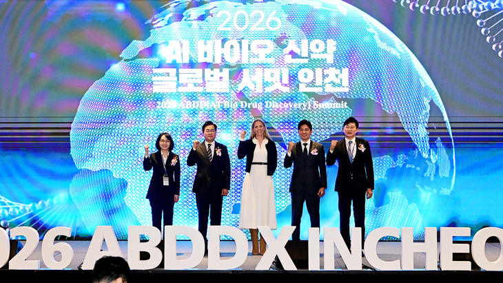 박찬대 인천시장(왼쪽 두 번째)이 23일 영종구 인스파이어에서 열린 '2026 AI 바이오 신약 글로벌 서밋 인천'에서 업무협약을 체결한 뒤 관계자들과 기
