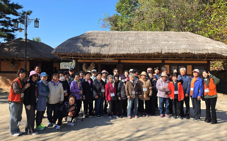 이천시보건소 치매안심센터가 10월 22일부터 23일까지 운영한 '시니어웰라이프' 산림치유 프로그램에 참여한 치매안심마을 어르신들이 기념촬영을