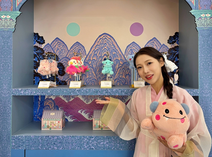 롯데백화점이 한국 전통 설화 속 수호신을 주제로 한 'K-캐릭터' 브랜드의 팝업스토어를 선보인다. 해외 기업을 중심으로 형성된 IP 시장에서 한국 