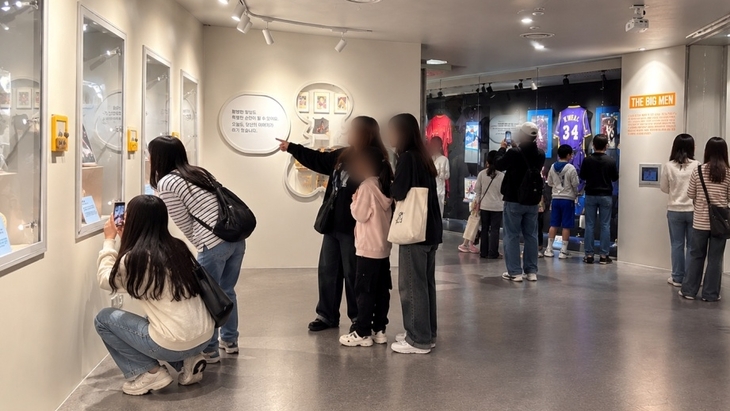 이랜드뮤지엄 '위대한 농구선수 75인전' 개최…조던·코비 소장품 100점 전시