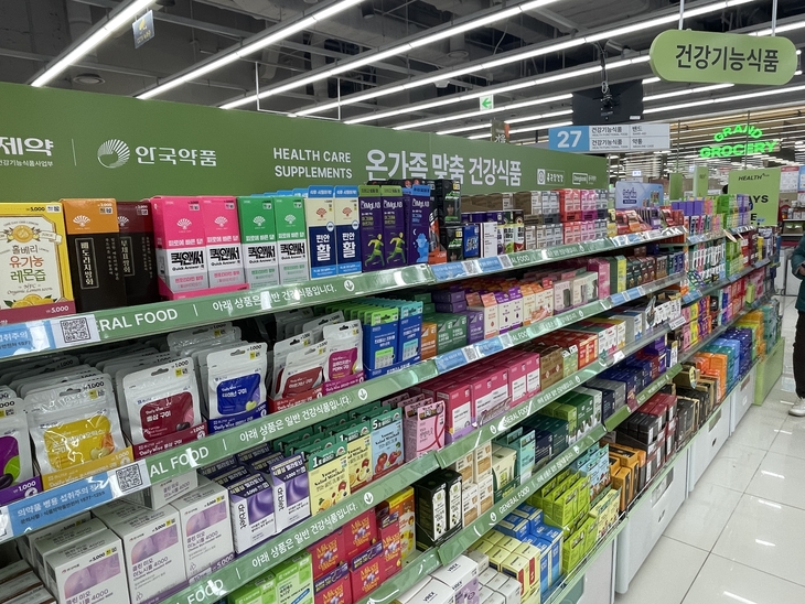24일 방문한 롯데몰 은평점 내 다이소에서 판매되던 5000원 미만 건강기능식품 상품들. 사진=조하니 기자