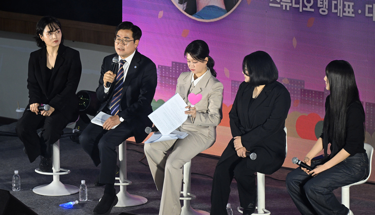 박찬대 인천시장이 23일 시청 중앙홀에서 열린 '민선9기 출범 100일 기념 토크 콘서트 가을밤버스킹 우리의 이야기'에서 시민 참여자들과 이야기를