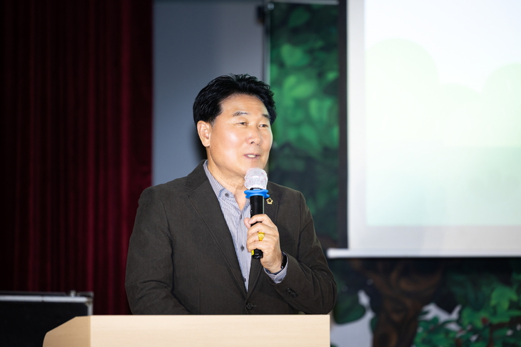 강상태 성남시의회 의장이 24일 수정커뮤니티센터에서 열린 '2026 성남 가족초청 환경과학 북콘서트'에서 인사말을 하고 있다. 제공=성남시의회