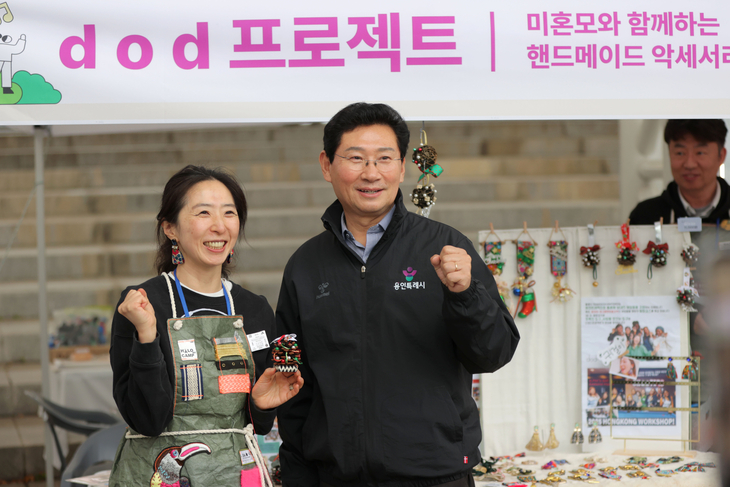 이상일 용인시장이 지난 24일 기흥구 동백호수공원에서 열린 '2026 용인시 사회적경제 한마당' 행사장 부스를 방문해 참가자와 기념촬영을 하고 있다