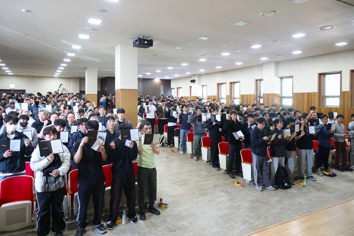 한국마사회는 지난 23일 렛츠런파크 서울 기수협회에서 경마 관계자들을 대상으로 '공정경마 실천 서약식'을 열었다