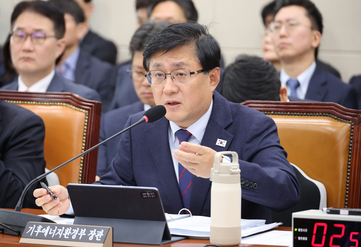 김성환 기후에너지환경부 장관이 26일 국회에서 열린 기후에너지환경노동위원회 국정감사에서 위원 질의에 답하고 있다.