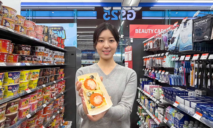 GS25가 백설기 위에 피자 토핑을 올린 냉동 디저트 '설빙 피자설기'를 선보인다.