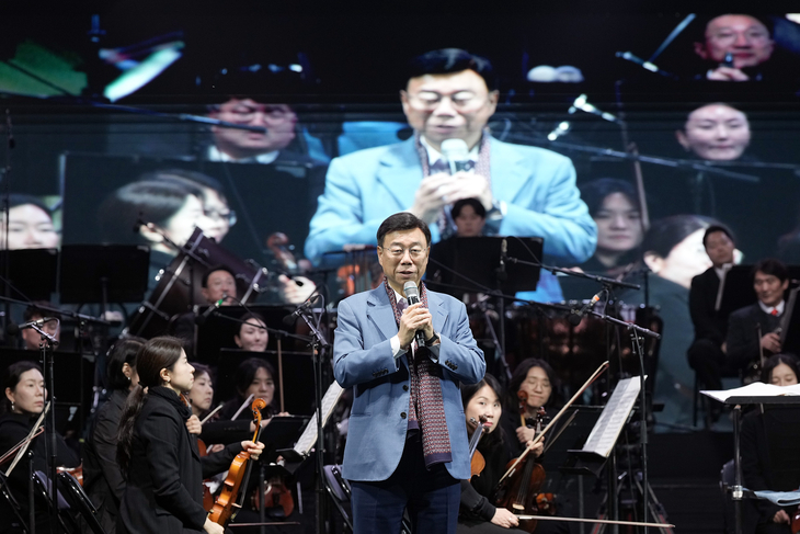 신상진 성남시장이 지난 24일 저녁 한국디자인진흥원 앞 탄천에서 열린 '드론라이트쇼&뮤직페스티벌' 무대에서 인사말을 하고 있다. 제공=성남시