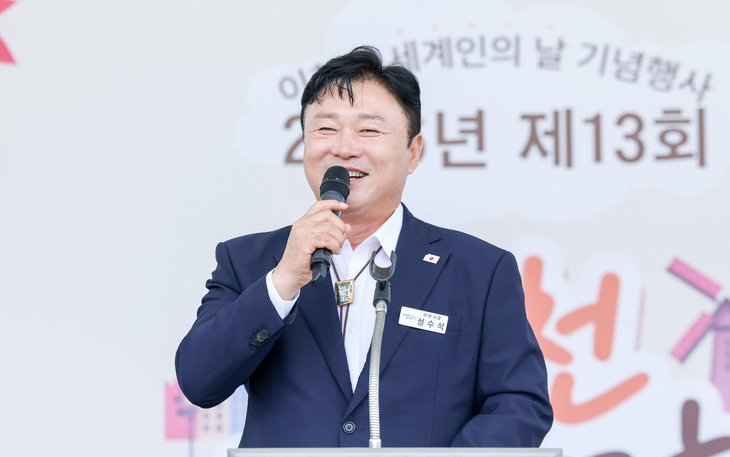 성수석 이천시장이 10월 24일 이천 온천공원에서 열린 '2026년 제13회 이천세계문화축제' 무대에 올라 인사말을 하고 있다. 제공=이천시