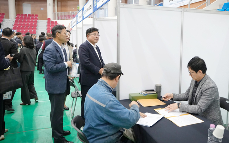 지난 23일 '2026년 광주시 채용박람회'에서 박관열 광주시장이 기업별 채용 상담과 현장 면접 진행 상황을 살펴보고 있다. 제공=광주시