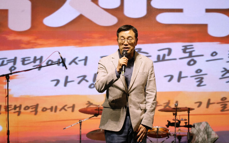 최원용 평택시장이 지난 24일 평택노을생태공원 일원에서 열린 '2026 평택 원평나루 억새축제' 무대에 올라 시민들에게 인사말을 하고 있다. 제공=평