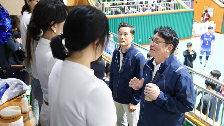 도성훈 인천시교육감이 제107회 전국체육대회 경기장을 찾아 학생선수단 관계자들과 대화를 나누며 격려하고 있다. 제공=인천시교육청