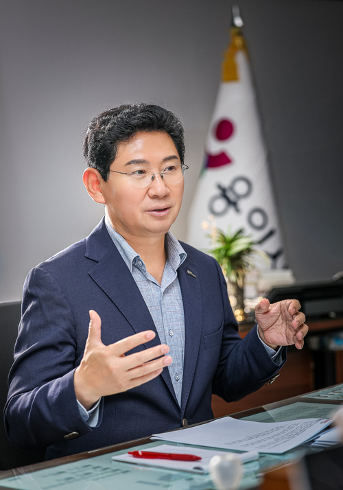 이상일 용인시장이 반도체 산업 인재 양성 방안에 대해 설명하고 있다. 제공=용인시