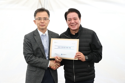 최대호 안양시장(오른쪽)-김석기 국토부 건설정책국장