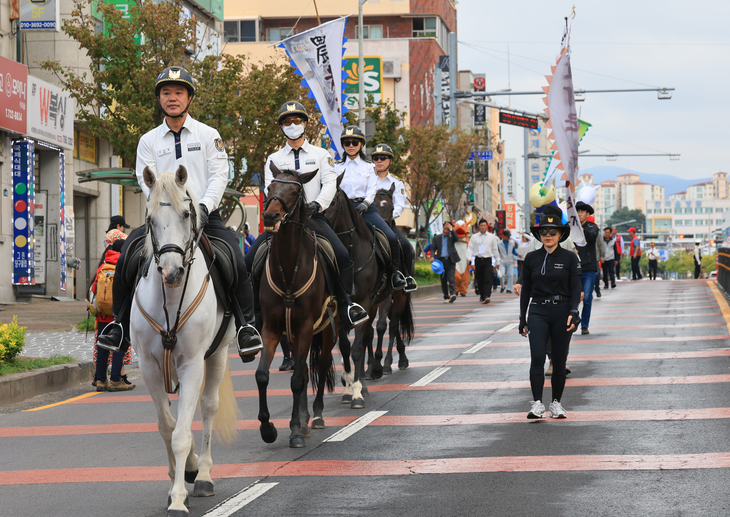 지난 9일 제주시 고마로 일대에서 열린 고마로 마(馬) 문화축제에서 제주도 자치경찰단 기마대와 참가자들이 퍼레이드를 선보이고 있다. 사진= 연합뉴