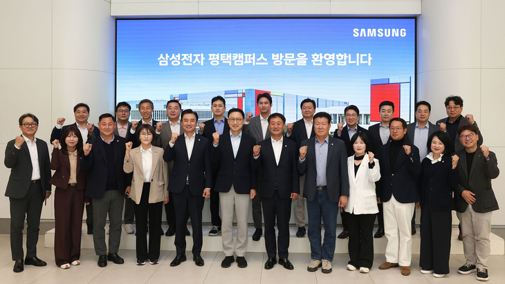 평택시의회 의원들과 관계자들이 지난 27일 삼성전자 평택캠퍼스를 방문해 반도체 생산시설과 P5 건설현장 등을 시찰한 뒤 기념촬영을 하고 있다. 제공