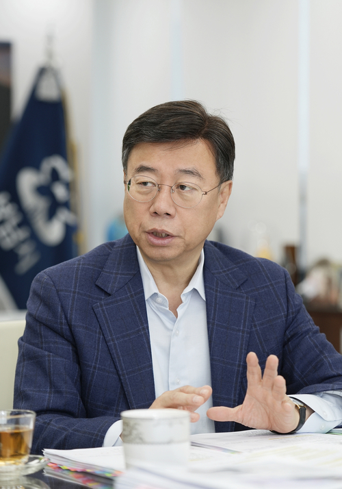신상진 성남시장이 국토교통부의 교통영향평가 지침으로 분당 재건축 일정에 차질이 우려된다며 평가 시기 재검토를 촉구하고 있다. 제공=성남시
