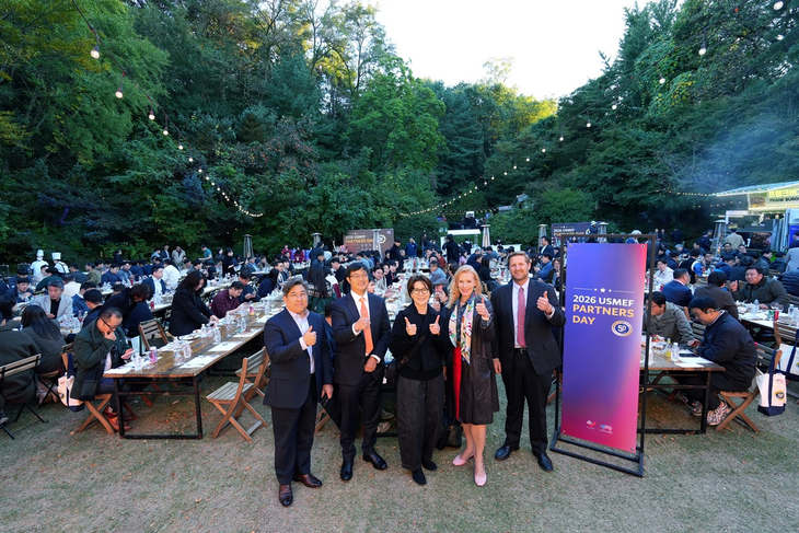 미국육류수출협회 '2026 USMEF Partners Day'에서 기념 사진을 촬영하는 주요 관계자 (왼쪽부터 박준일 미국육류수출협회 한국지사장, 진 김 주한미국대사