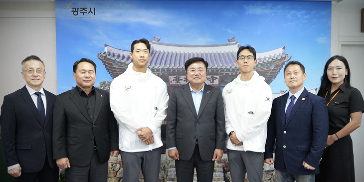 27일 광주시청 시장실에서 박관열 광주시장(가운데)과 박범식 광주시체육회장, 보디빌딩협회 관계자 및 국가대표 배철형·이진우 선수가 선전을 다짐