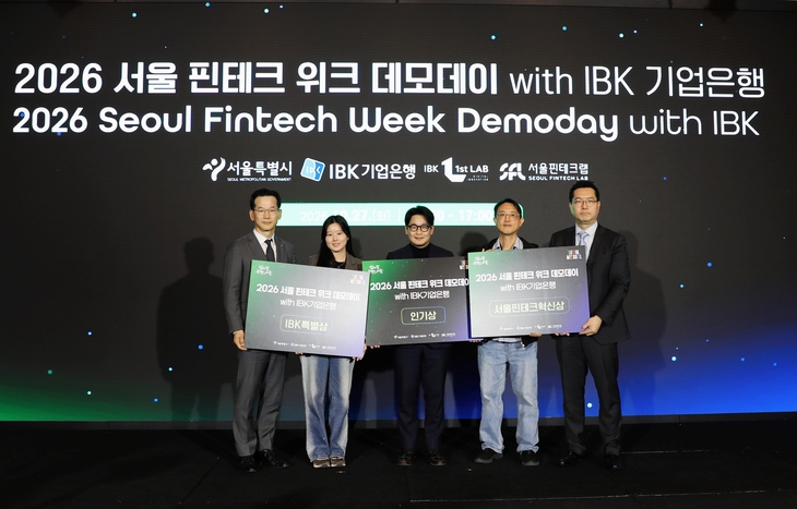 지난 27일 여의도 콘래드 서울에서 열린 '2026 서울 핀테크 위크 데모데이 with IBK기업은행' 행사에서 이동운 IBK기업은행 AX전략그룹장(왼쪽 첫번째)과