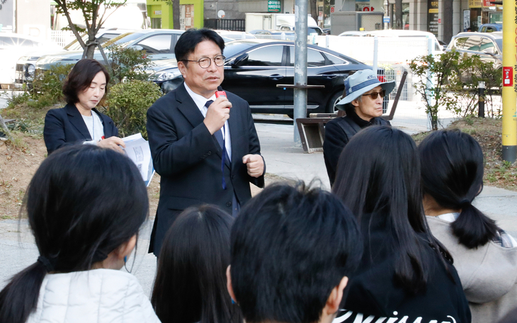 도성훈 인천시교육감이 '민주평화 100길' 역사·평화교육 학생 교류 프로그램 현장에서 참가 학생들에게 평화와 역사의 가치를 설명하고 있다. 제공=