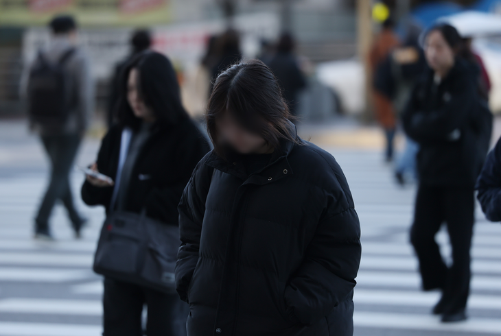 서울 영등포구 여의도에서 시민들이 횡단보도를 건너고 있다.