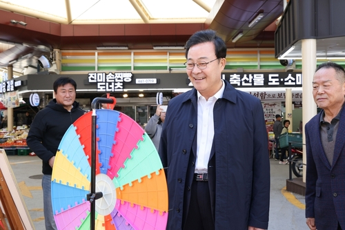 김성제 의왕시장 27일 '의왕도깨비시장 국화축제' 현장 응원 방문