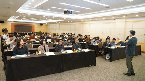 용인시의회 의원들이 충북 단양에서 열린 의정역량 강화 연수에서 행정사무감사와 예산심의에 필요한 실무교육을 받고 있다. 제공=용인시의회