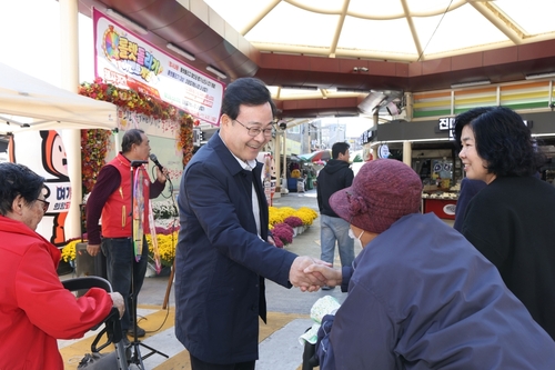 김성제 의왕시장 27일 '의왕도깨비시장 국화축제' 현장 응원 방문