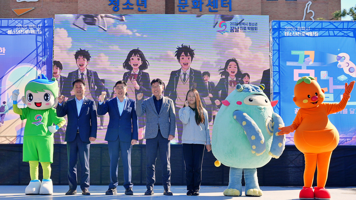 지난 22일부터 23일까지 소사벌레포츠타운 일대에서 열린 '2026 평택시 청소년진로박람회 꿈날'에서 최원용 평택시장, 최재영 평택시의회 의장과 행