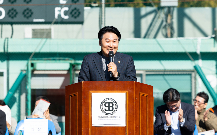 강상태 성남시의회 의장이 28일 탄천종합운동장 야구장에서 열린 '제22회 성남시장기 경기도 초중고 야구대회' 개회식에서 축사를 하고 있다. 제공=