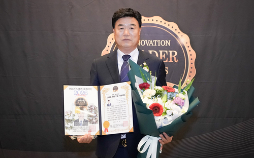 광주시의회 박상영 의장이 '2026 혁신리더 올해를 빛낸 인물대상' 의정대상을 수상한 뒤 상장과 꽃다발을 들고 기념촬영을 하고 있다. 제공=광주시의