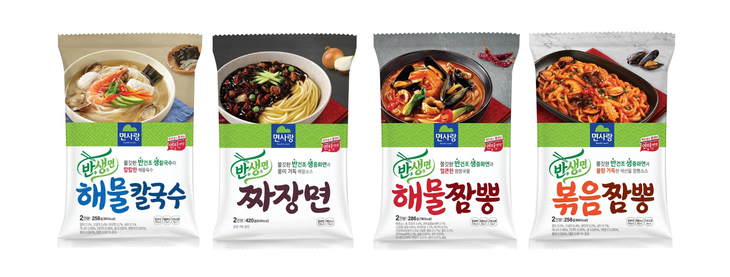 면사랑이 건면의 쫄깃함과 생면의 부드러움을 살린 '반생면'을 해물칼국수와 짜장면, 해물짬뽕, 볶음짬뽕 4종으로 내놨다.