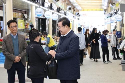 김성제 의왕시장 27일 '의왕도깨비시장 국화축제' 현장 응원 방문