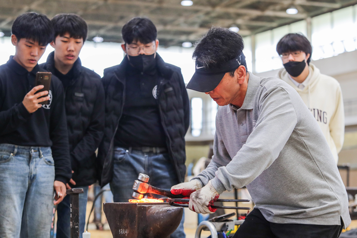 한국마사회는 말 발굽을 다듬고 편자를 만드는 장제 기술을 배우는 '장제캠프' 참가자를 다음달 1일부터 11일 오전 10시까지 모집한다.