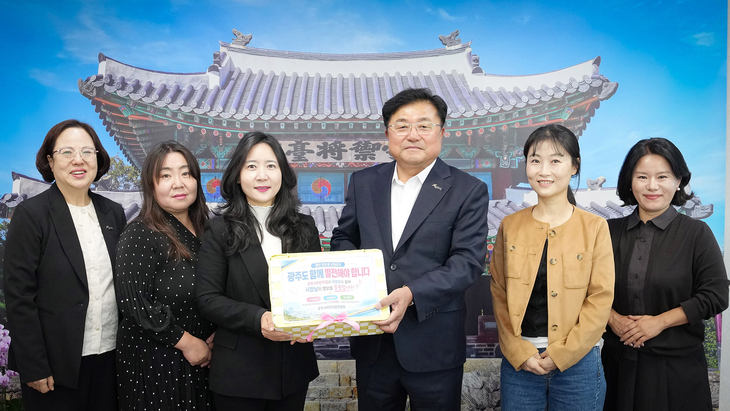 광주시 어린이집연합회 신유리 회장과 임원진이 28일 광주시청 시장실에서 박관열 광주시장에게 '용인 반도체 산단 조성에 따른 광주시 상생발전 촉