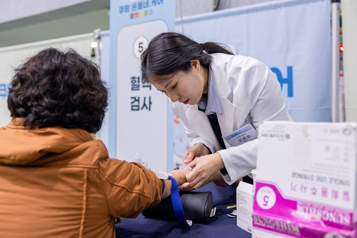 지난 28일 경기 연천군 전곡읍 행정복지센터 체육관에서 쿠팡이 전개한 '쿠팡 온동네 케어' 관련 이미지. 사진=쿠팡