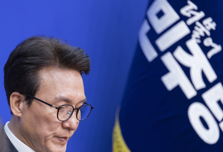 회의 중 생각에 잠긴 김민석 대표