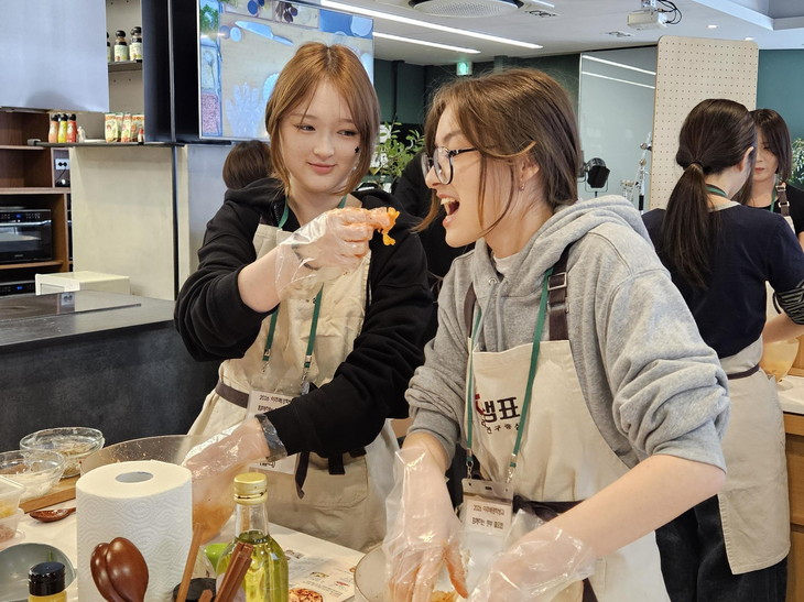 샘표 우리맛문화재단 쿠킹클래스에 참여한 이주배경학생들이 직접 만든 겉절이를 함께 맛보며 즐거운 시간을 보내고 있다.