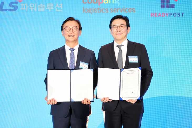 지난 29일 열린 협약식에서 홍용준 CLS 대표(사진 오른쪽)와 전재수 부산광역시장이 참석해 기념 사진을 찍고 있다. 사진=쿠팡