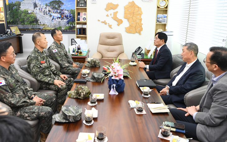 박용철 강화군수가 지난 28일 군수 집무실에서 이임수 육군 수도군단장, 최영길 해병2사단장 등 군 관계자들과 접경지역 안보 상황과 군민 안전 확보