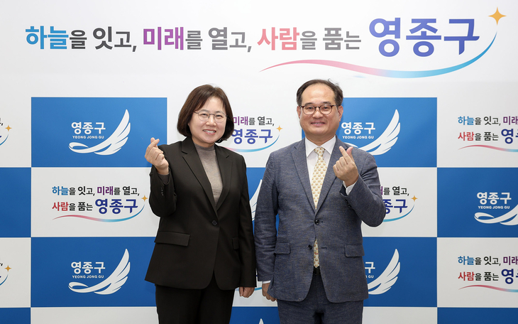 손화정 영종구청장(왼쪽)이 지난 27일 영종구청에서 김종철 인천경제자유구역청장과 지역 현안 해결을 위한 간담회를 가진 뒤 기념촬영을 하고 있다.