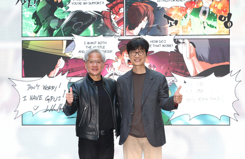 웹툰 앞에서 포즈 취한 젠슨 황과 이해진